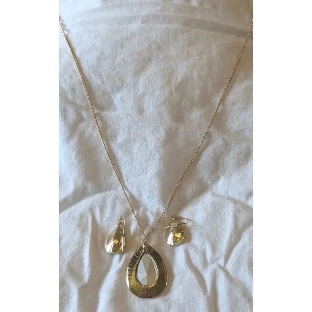 AVON Radiant Teardrop Necklace & Earring Giftset Goldtone w/Red Ruby Faux Stone